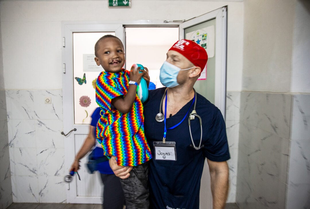 Honoré, with volunteer anaesthesiologist, Jonas Wanbro, ready for surgery. Photo: Jörgen Hildebrandt