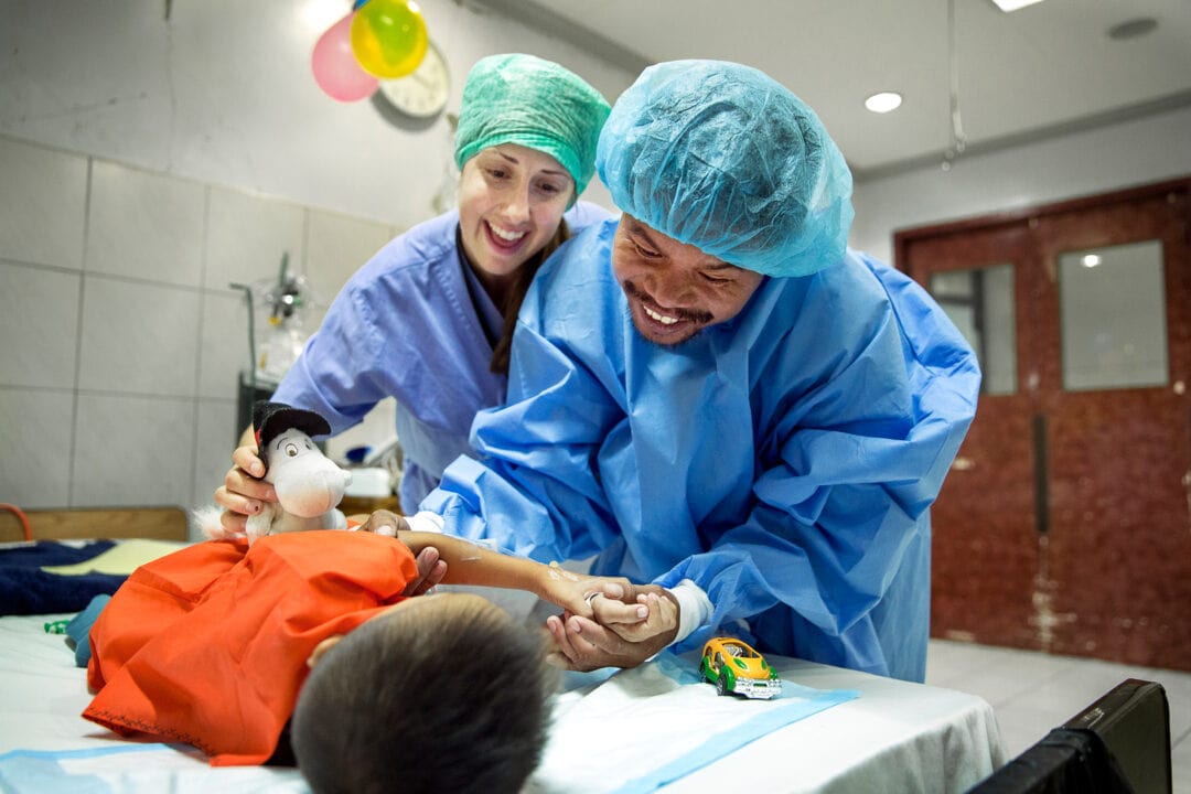 Julito sees Joseph for the first time after cleft surgery. Photo: Jörgen Hildebrandt