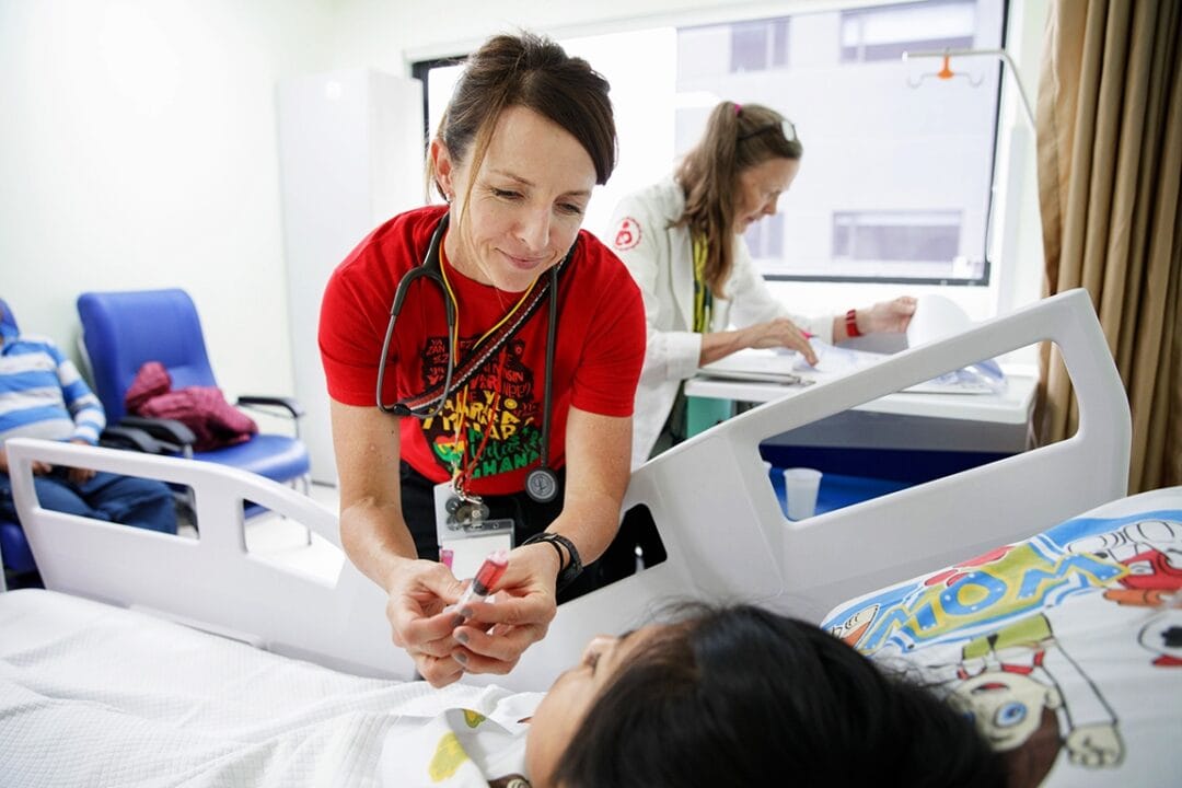 Volunteer post-operative nurse Cari Martin tends to patient dusing Quito programme.  Photo: Lorenzo Monacelli.