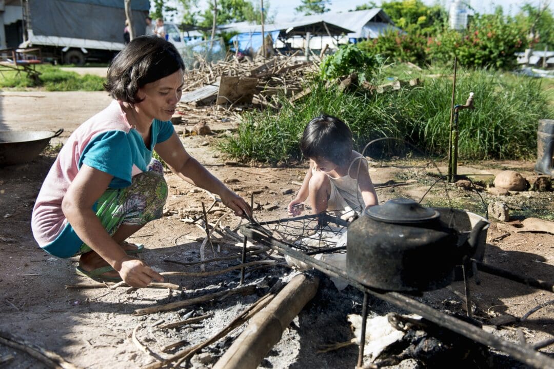 Loraine and her mum burning scraps. Photo: Jörgen Hildebrandt.