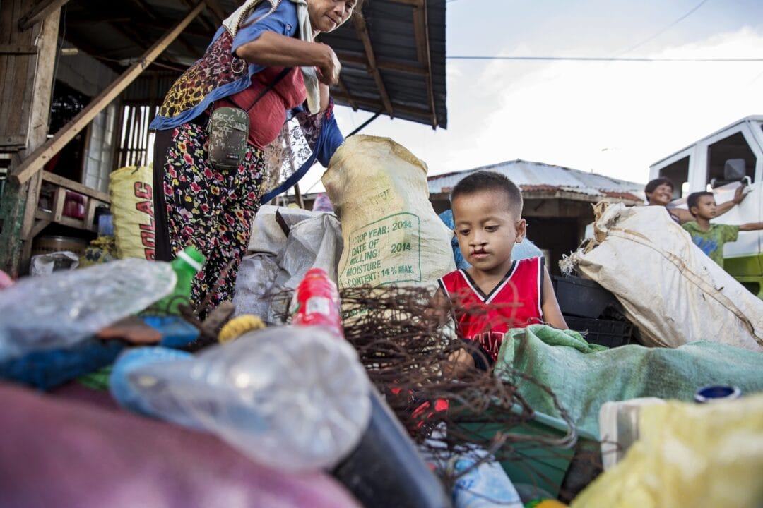 Joseph helps to sort his family's haul before taking it to "the boss." Photo: Jörgen Hildebrandt.