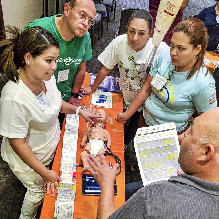 Volunteering nurses and anaesthesiologists from Panama, Colombia and Bolivia listen to a case scenario presented by Paraguayan volunteer pediatrician Dr. Gustavo Zaracho. Photo: Vania Tally.